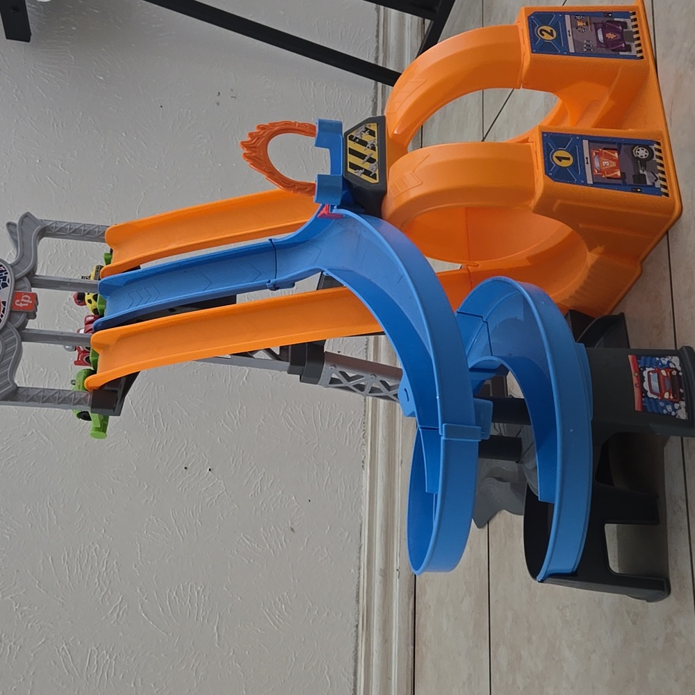 FisherPrice Hot Wheels Racing Loops Tower by Little People
